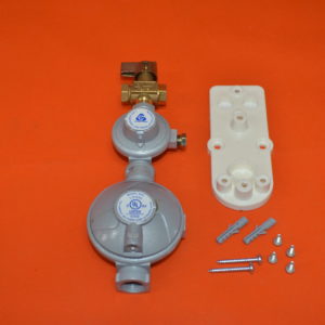 Gas regulator with bracket for single or twin gas bottles connection